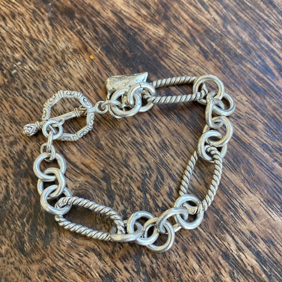 Detailed sterling silver chunky bracelet with a rustic heart - Picture 3 of 9